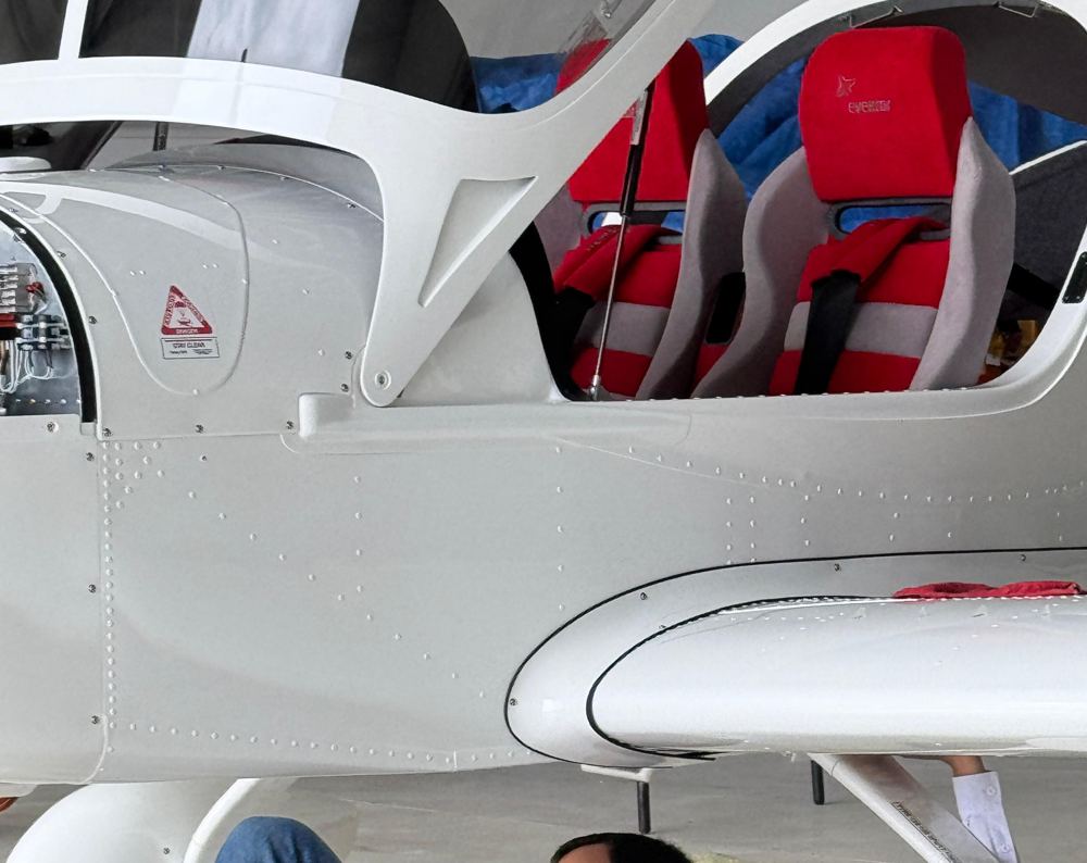 Fuselaje del Harmony con asientos rojos