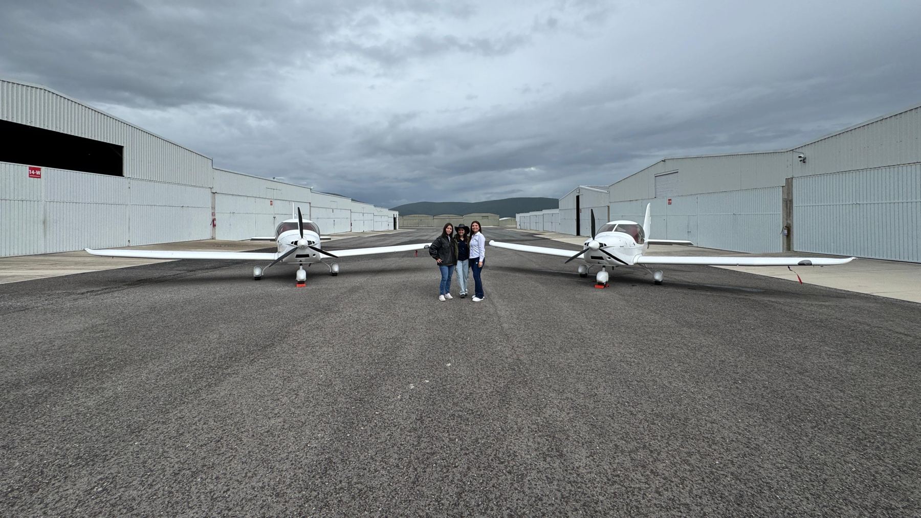 Dos Evektor Harmony LSA en plataforma, listos para volar